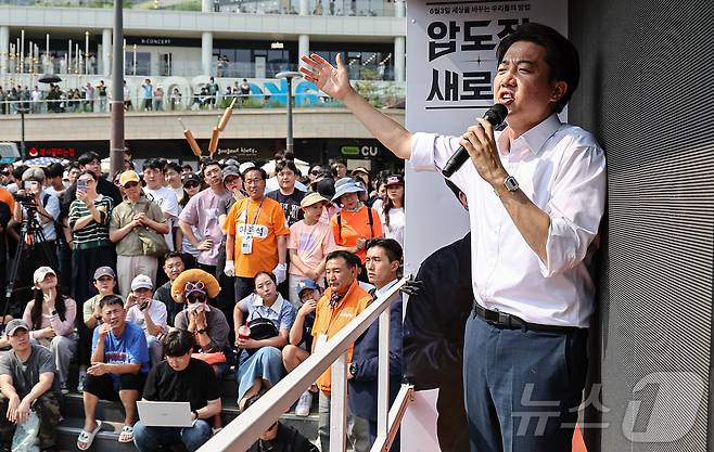 이준석 개혁신당 대통령 후보가 1일 경기 화성시 동탄호수공원을 찾아 지지를 호소하고 있다. 2025.6.1/뉴스1 ⓒ News1 김도우 기자