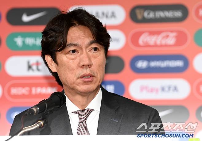 홍명보 축구 국가대표팀 감독이 26일 서울 신문로 축구회관에서 A매치에 나설 국가대표팀 명단을 발표했다. 홍명보호는 2026년 북중미월드컵 아시아 3차예선의 마지막 2연전을 앞두고 있다. 6월6일 이라크 바스라에서 이라크와 9차전을, 10일 서울월드컵경기장에서 쿠웨이트와 10차전을 치른다. 질문에 답하는 홍명보 감독의 모습. 허상욱 기자wook@sportschosun.com/2025.05.26/