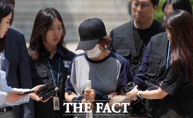 21대 대통령 선거 사전 투표 첫날 배우자 명의로 대리투표를 한 선거 사무원 박 모씨가 1일 서울 서초구 서울중앙지법에서 열린 공직선거법 위반 혐의 영장실질심사(구속 전 피의자 심문)에 출석하고 있다. 2025.06.01./뉴시스