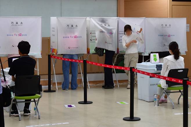 경기 의왕시선거관리위원회는 지난 달 30일 선관위 직원 등을 폭행하고 협박한 혐의로 신원을 알 수 없는 A씨를 경찰에 고발했다. 사진은 지난달 29일 포항시 남구 포항시의회 1층에 마련된 21대 대통령선거 사전투표소에서 시민들이 투표하는 모습. /뉴스1