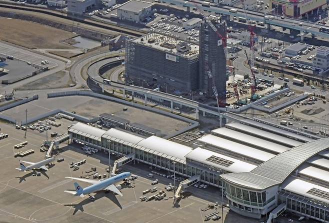 1일부터 한일 양국의 출입국 간소화조치에 따라 도쿄 하네다 공항과 함께 한국인 전용 심사대가 운영되는 후쿠오카 공항 모습. 일본 후쿠오카 공항은 입국 심사에 다소 많은 시간이 걸려 한국인들 사이에서 불만이 제기돼왔다. /연합뉴스