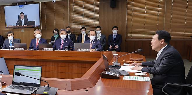 윤석열 전 대통령이 2022년 5월 12일 오후 서울 용산 대통령실 청사에서 첫 국무회의를 주재하고 있다. 기재부는 다음날인 2022년 5월 13일 기재부는 13일 각 부처에 ‘2023년도 예산안 편성 및 기금운용계획안 작성 추가 지침’을 통보했다 /대통령실 사진 기자단