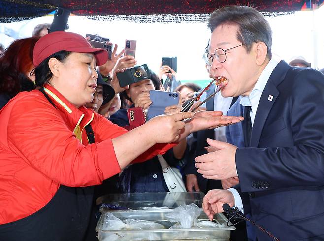 더불어민주당 이재명 대선 후보가 지난달 10일 경남 함안군 가야전통시장에서 김치를 맛보고 있다. /연합뉴스