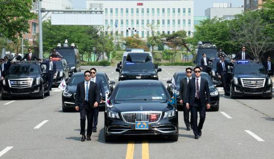 대통령경호처 경호관들이 탑승한 차량들이 27일 서울 강서구 경호안전교육원에서 제21대 대통령 취임식을 앞두고 취임식 차량 퍼레이드 훈련을 하고 있다. 연합뉴스