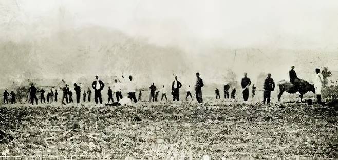 신흥무관학교 학생들이 농사를 짓는 모습. 1915년 촬영.