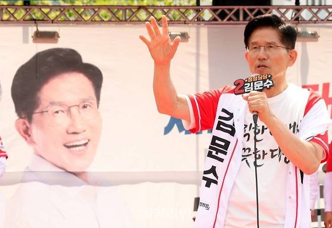 김문수 국민의힘 대선 후보가 1일 경기도 남양주시 다산역 2번출구 앞에서 지지를 호소하고 있다. ⓒ데일리안 방규현 기자