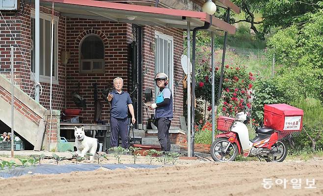 28일 충남 부여우체국 소속 정연호 집배원이 부여군 서성면 정각리에 홀로 사는 조만호 씨(71) 집에 들러 복지등기를 전달하고 안부를 묻고 있다. 김태영 기자 live@donga.com