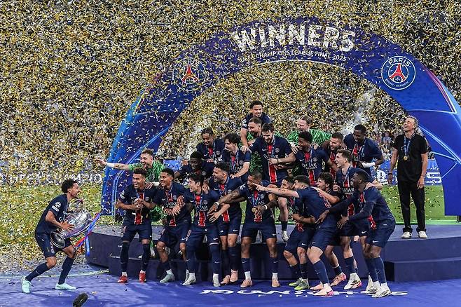이강인을 비롯한 파리 생제르맹 선수들이 1일 인터 밀란을 꺾고 유럽축구연맹(UEFA) 챔피언스리그 우승을 차지한 뒤 시상식에서 챔피언 세리머니를 하고 있다. 뮌헨=신화 뉴시스