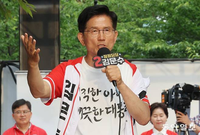 김문수 국민의힘 대선 후보가 1일 오후 서울 마포구 경의선 광장에서 열린 “필승의 박동, 대한민국의 심장 마포구” 집중유세에서 유권자들에게 지지를 호소하고 있다. 사진공동취재단/장승윤 tomato99@donga.com