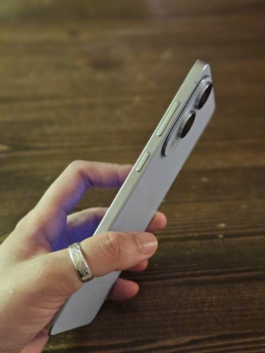 '갤럭시S25 엣지' 단말 모습. 김나인 기자