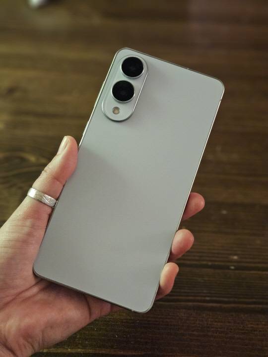 '갤럭시S25 엣지' 단말 모습. 김나인 기자