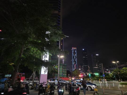 '갤럭시S25 엣지'로 촬영한 중국 선전 야경. 김나인 기자