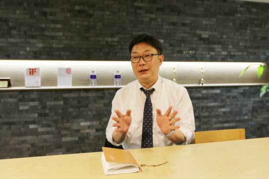 박건상 LG헬로비전 강원보도국장이 인터뷰 질문에 답하고 있다. LG헬로비전 제공
