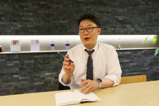 박건상 LG헬로비전 강원보도국장이 인터뷰 질문에 답하고 있다. LG헬로비전 제공