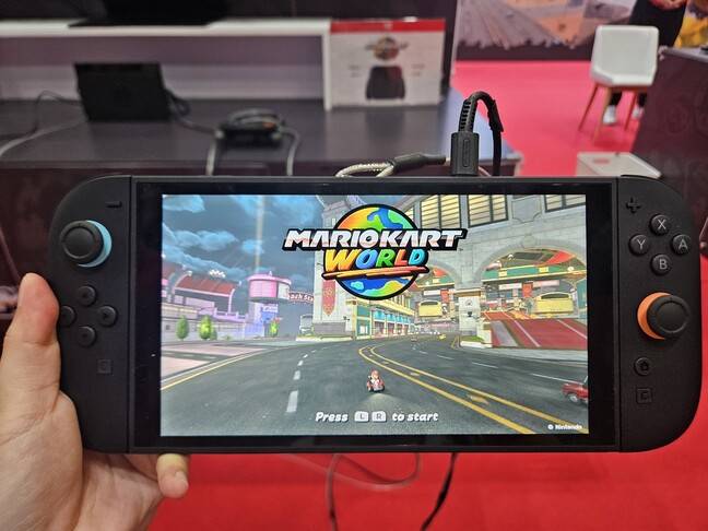지난 31일 경기 고양시 킨텍스에서 열린 ‘닌텐도 스위치2 체험회 서울’에서 공개된 닌텐도 스위치2 실물과 론칭과 함께 발매 예정인 신작 게임 ‘마리오 카트 월드’. 선담은 기자