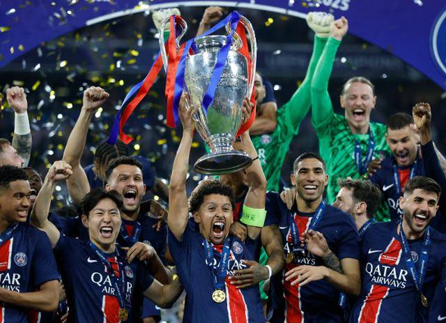 파리 생제르맹(PSG)의 이강인(왼쪽 두 번째부터)과 주장 마르키뉴스, 아슈라프 하키미 등이 1일 독일 뮌헨의 알리안츠 아레나에서 열린 인터 밀란과의 2024~25시즌 유럽축구연맹(UEFA) 챔피언스리그(UCL) 결승전에서 우승한 뒤 트로피를 들어 올리며 기뻐하고 있다. 뮌헨=로이터 연합뉴스