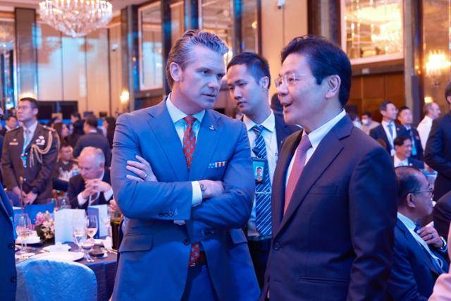 피트 헤그세스(왼쪽) 미국 국방부 장관과 로렌스 웡(오른쪽) 싱가포르 총리가 30일 싱가포르 샹그릴라 호텔에서 열린 아시아안보회의에서 대화를 나누고 있다. 싱가포르=연합뉴스