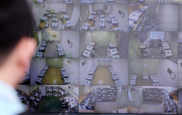 공정선거 참관단들이 1일 서울 종로구 서울시선거관리위원회 1층에 설치된 제21대 대통령선거 사전투표함 보관장소 폐쇄회로(CC)TV 상황을 열람하고 있다. 뉴스1