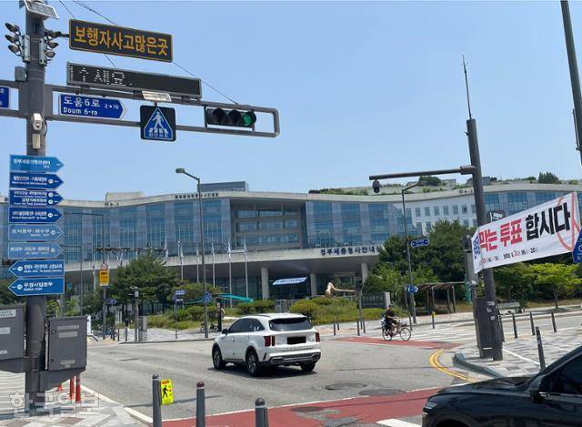 대선을 이틀 앞둔 1일 정부세종청사 종합안내실 앞으로 차량과 자전거가 달리고 있다. 바깥 활동 하기 좋은 주말이었지만, 거리는 썰렁했다. 공무원 비율이 높은 도시 특성상 정치적 중립을 지키려는 경향이 강하고, 이 때문에 세종시 사람들은 정치적 성향을 잘 드러내지 않는다. 그러나 지난달 29, 30일 치러진 사전투표에서 전국에서 네 번째로 높은 투표율을 기록, 그 표심에 관심이 쏠린다. 세종=정민승 기자