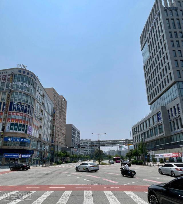 1일 세종 신도시 한 교차로에 걸린 대선 후보 홍보 현수막 앞으로 차량들이 지나고 있다. 세종시는 지난달 29, 30일 치러진 사전투표에서 전국에서 네 번째로 높은 투표율을 기록, 그 표심에 관심이 쏠린다. 세종=정민승 기자