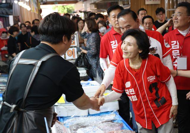김문수 국민의힘 대선 후보의 부인 설난영 여사가 1일 청주 가경터미널시장을 찾아 시민들에게 인사하고 있다. 연합뉴스