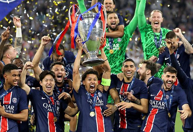PSG 주장 마르퀴뇨스가 UCL 우승 트로피를 들어 올리는 모습. 이강인도 그 옆에서 기쁨을 누렸다. 사진=EPA 연합뉴스