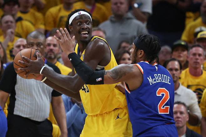 <yonhap photo-3914=""> May 31, 2025; Indianapolis, Indiana, USA; Indiana Pacers forward Pascal Siakam (43) reacts while defended by New York Knicks guard Miles McBride (2) in the third quarter during game six of the eastern conference finals for the 2025 NBA Playoffs at Gainbridge Fieldhouse. Mandatory Credit: Trevor Ruszkowski-Imagn Images/2025-06-01 11:17:03/ <저작권자 ⓒ 1980-2025 ㈜연합뉴스. 무단 전재 재배포 금지, AI 학습 및 활용 금지></yonhap>