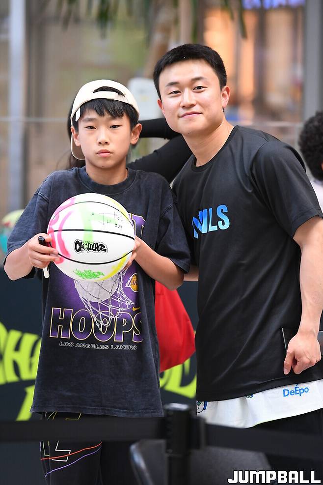 ▲가족들과 함께 대회장을 찾은 초등농구 꿈나무 임현 군(13)도 이번 대회를 통해 특별한 추억을 쌓았다.