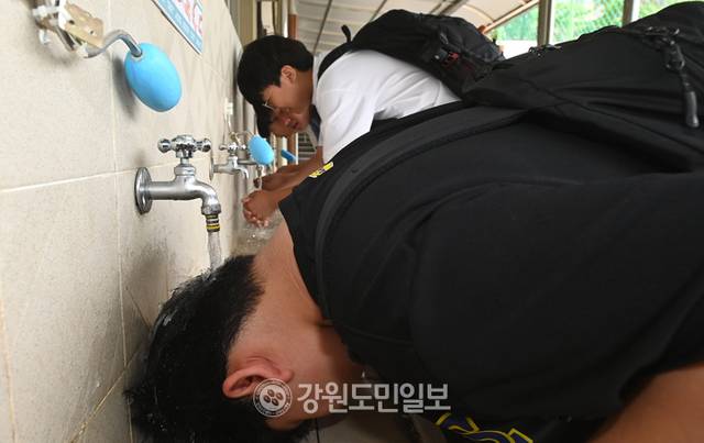 ▲ 강원 영서지역의 낮 최고기온이 30도를 웃도는 후텁지근한 날씨를 보인 지난 21일 춘천의 한 초등학교에서 학생들이 수돗가에서 더위를 식히고 있다. 방도겸 기자