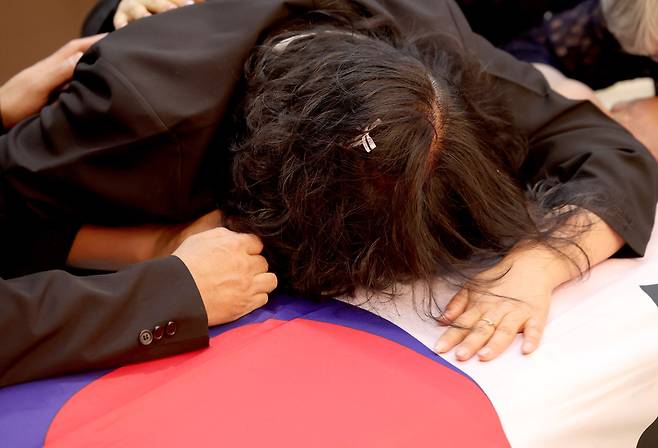 경북 포항시 해군 항공사령부 강당에서 1일 엄수된 ‘해군 P-3CK 917호기 순직자 영결식’에서 유족이 오열하고 있다. 연합뉴스