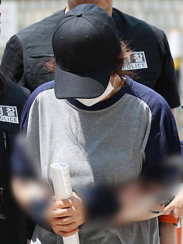 사전투표 첫날 남편 명의로 대리투표를 해 공직선거법상 사위투표 혐의를 받는 선거사무원 박 씨가 1일 구속 전 피의자 심문을 위해 서울중앙지방법원에 들어서고 있다. 연합뉴스