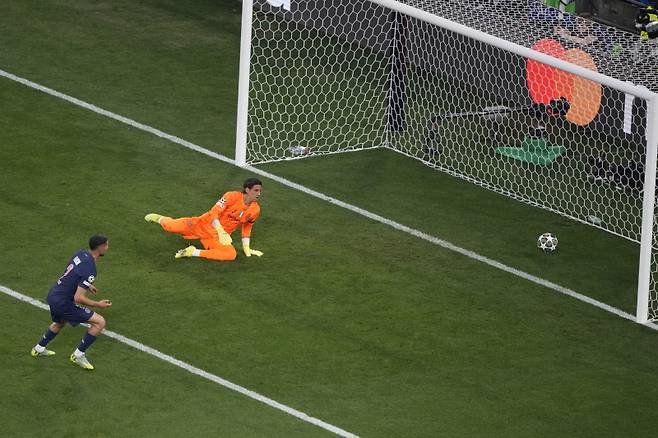 하키미가 1일 오전 4시(한국시간) 독일 뮌헨 알리안츠 아레나에서 열린 ‘2024~2025 유럽축구연맹(UEFA) 챔피언스리그(UCL)’ 인터밀란과 결승전에서 문전에 공을 넣고 있다. AP연합뉴스