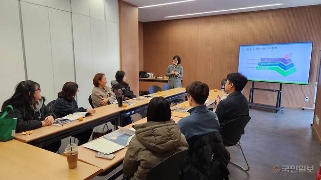 김포 성인교회 성도들이 지난해 12월 영유아 사회정서 부모교육 수업을 듣고 있다. 성인교회 제공