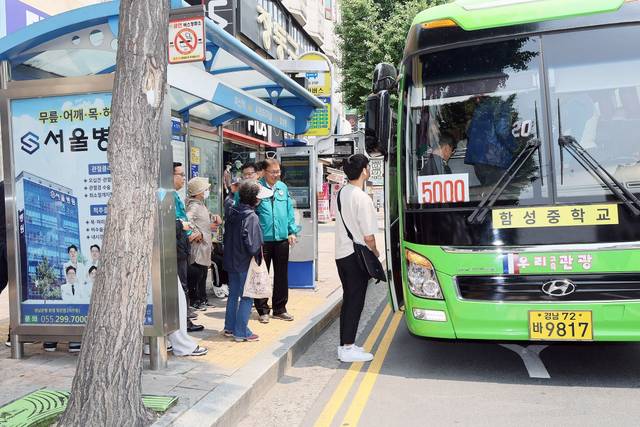 창원시 공무원들이 파업 대체버스 운행상황을 점검하고 있다. 창원시 제공
