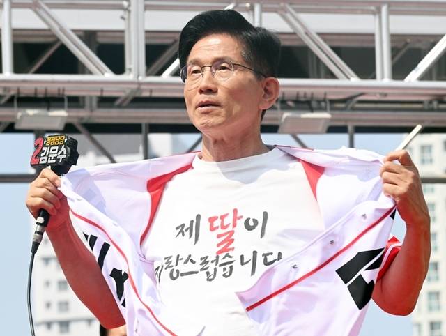 김문수 국민의힘 대선 후보가 1일 오전 수원특례시 영통구 광교신도시를 찾아 유세를 하고 있다. 조주현기자