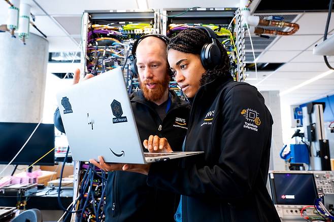 지난달 28일(현지시간) 미국 텍사스주 오스틴에 위치한 아마존웹서비스(AWS)의 반도체연구소 안나푸르나랩스에서 연구원들이 AI 반도체 성능을 확인하고 있다. AWS