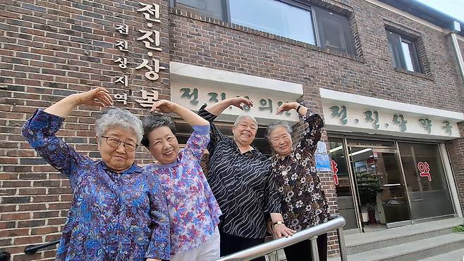 전진상의원·복지관 초기 멤버로 활동해온 김영자 간호사, 최소희 약사, 배현정 의사, 유송자 사회복지사(왼쪽부터)가 팔로 하트를 그리며 활짝 웃고 있다. 이승환기자