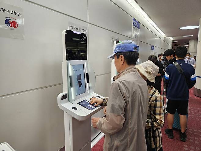 1일 일본 도쿄 하네다공항에서 방문객이 한국인 전용 키오스크에서 입국 수속을 밟고 있다.
도쿄 이승훈 특파원