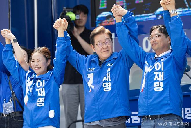 (대구=뉴스1) 이재명 기자 = 이재명 더불어민주당 대통령 후보가 1일 오후 대구 동구 동대구역 광장에서 열린 유세에 참석해 인사하고 있다. 2025.6.1/뉴스1 Copyright (C) 뉴스1. All rights reserved. 무단 전재 및 재배포, AI학습 이용 금지. /사진=(대구=뉴스1) 이재명 기자