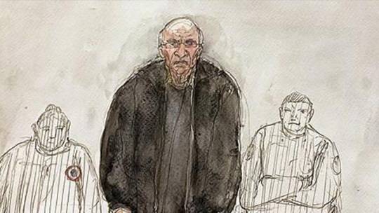 아동 299명에게 성폭력을 저지른 혐의로 법정에 선 조엘 르 스콰르넥에게 프랑스 법원이 징역 20년을 선고했다. 사진은 앞서 법정에 출두하던 스콰르넥을 묘사한 삽화. AFP 연합뉴스