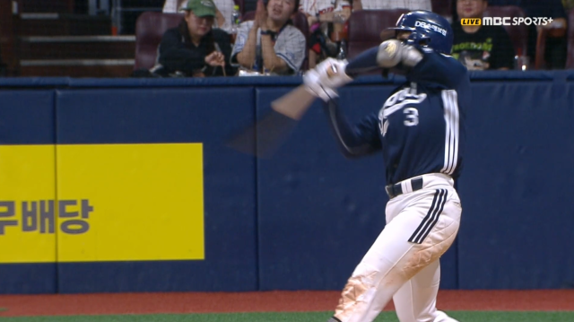 느린그림을 통해 본 결과 방망이 돈 것으로 보이는 두산 베어스 임종성./MBC 스포츠플러스 중계화면 캡처
