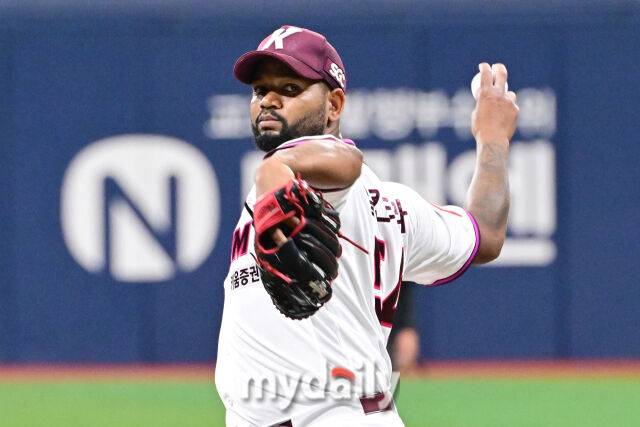 1일 오후 서울 고척스카이돔에서 진행된 '2025 프로야구 KBO리그' 두산-키움의 경기. 키움 선발 알칸타라가 역투를 펼치고 있다./고척 = 곽경훈 기자