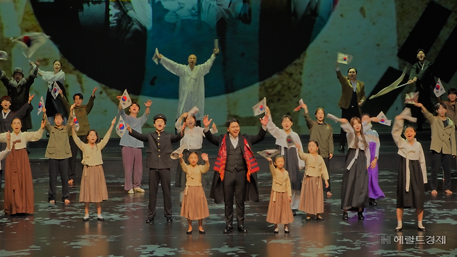 광복 80주년을 맞아 성남시에서 개최된 뮤지컬 ‘페치카’의 공연 모습