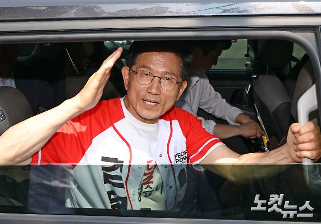 김문수 국민의힘 대선 후보가 1일 경기도 수원컨벤션센터 광장에서 열린 유세를 마치고 차에 올라타 인사하고 있다. 황진환 기자