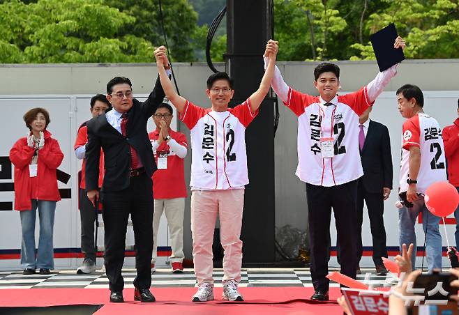 김문수 국민의힘 대선후보와 김용태 비상대책위원장. 황진환 기자