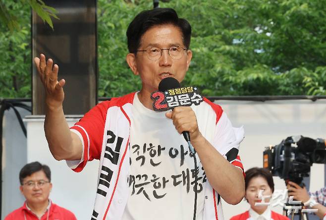 김문수 국민의힘 대선 후보가 1일 오후 서울 마포구 경의선 광장에서 열린 "필승의 박동, 대한민국의 심장 마포구" 집중유세에서 유권자들에게 지지를 호소하고 있다. 황진환 기자
