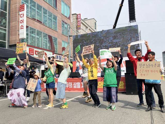 ▲정의로운 전환 2025 공동행동은 31일 오후 충남 태안 버스터미널 앞에서 '정의로운 전환을 위한 노동자·시민 대행진'을 열었다. ⓒ프레시안(손가영)