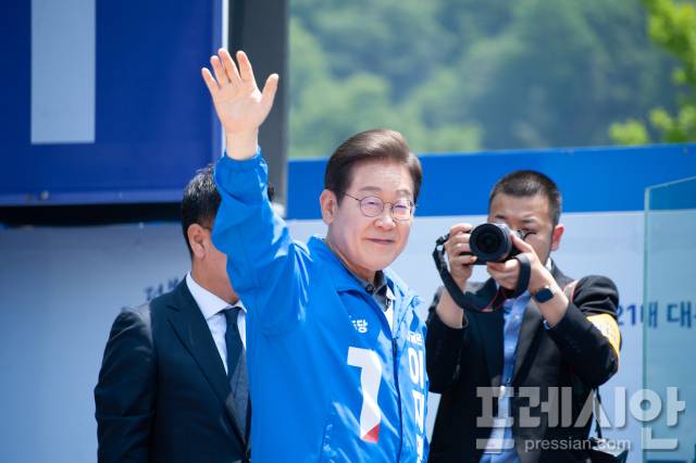 ▲ 이재명 더불어민주당 대통령선거 후보가 1일, 대선을 이틀 앞두고 자신의 고향인 경북 안동 웅부공원을 찾아 ‘표 굳히기’ 총력 유세에 나섰다. 이 후보는 고향 안동에 대한 남다른 애정과 뿌리 의식을 강조하며 표심에 호소했다. ⓒ 독자제공