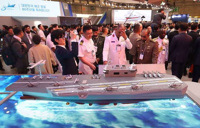 지난달 28일 부산 해운대구 벡스코 제1전시장에서 열린 2025 국제해양방위산업전(MADEX)에서 참가자들이 한화 부스를 찾아 유·무인체계 지휘통제함을 살펴보고 있다. 부산=뉴스1