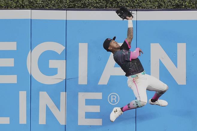 이정후 타구 잡아내는 데인 마이어스. AP연합뉴스